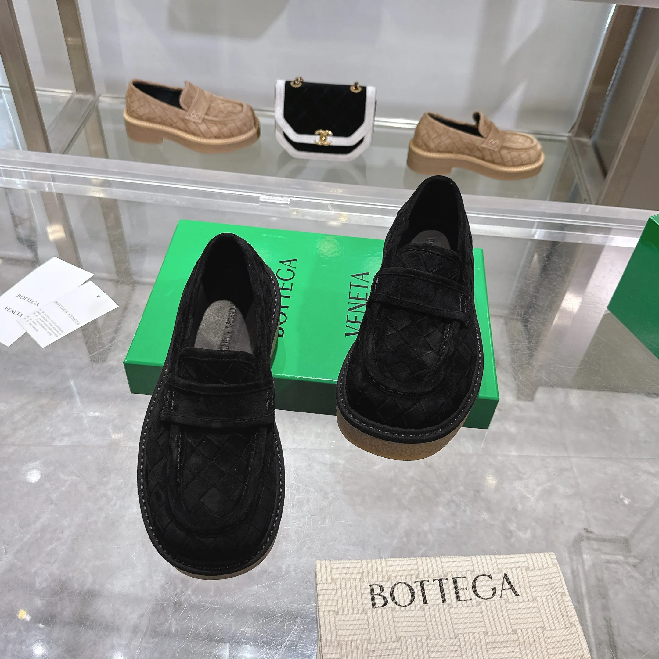 [BV] Top P: 840💰Size for couples: 35-44 (Female 40, Male 38 45, custom-made, non-returnable) Bottega Veneta classic Bottega Veneta counter model! Big square head! Braided deep toe shoes! Reproduction of the original board! The feet are super domineering! Original molded outsole! High-grade mercerized cow velvet! Solid color Niuli!